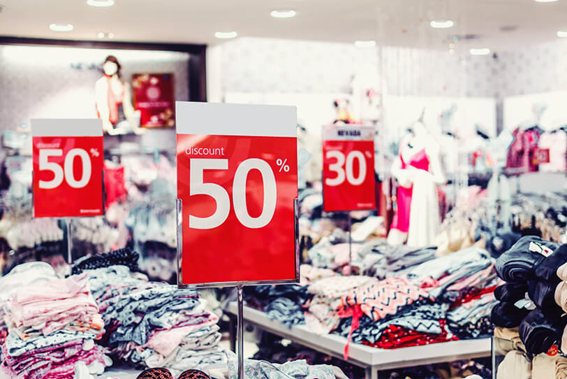 Das Bild zeigt Schilder mit Hinweis auf Angebote und Rabatte, wie es sie beispielsweise am Black Friday gibt. Im Artikel erhältst du Tipps, die sich im epoqs Control Desk für einen erfolgreichen Black Friday umsetzen lassen.