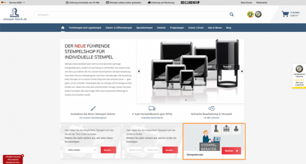 Der Screenshot zeigt einen Ausschnitt der Startseite von der Stempelfabrik. Der Online Shop gestaltet diese unter anderem, indem er eine Suchfunktion bereitstellt sowie auf das Angebot eines Produktberaters aufmerksam macht.