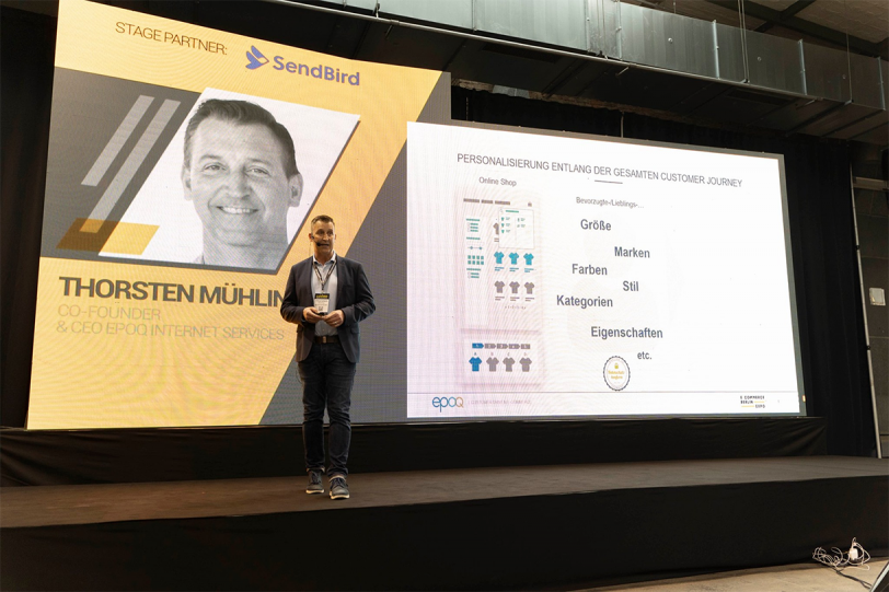 Das Bild zeigt Thorsten bei seinem Vortrag auf der E-commerce Berlin Expo 2020 zum Thema "Wow, it's like Netflix for Shopping" - Der persönliche Stream als Kundenbindungsstrategie bei OUTLETCITY METZINGEN.